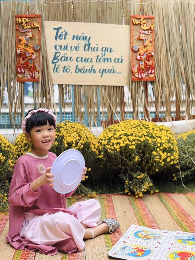 Sự dạn dĩ và hài hước là điểm tương đồng thú vị giữa bé Gạo và bố Quang Tuấn.