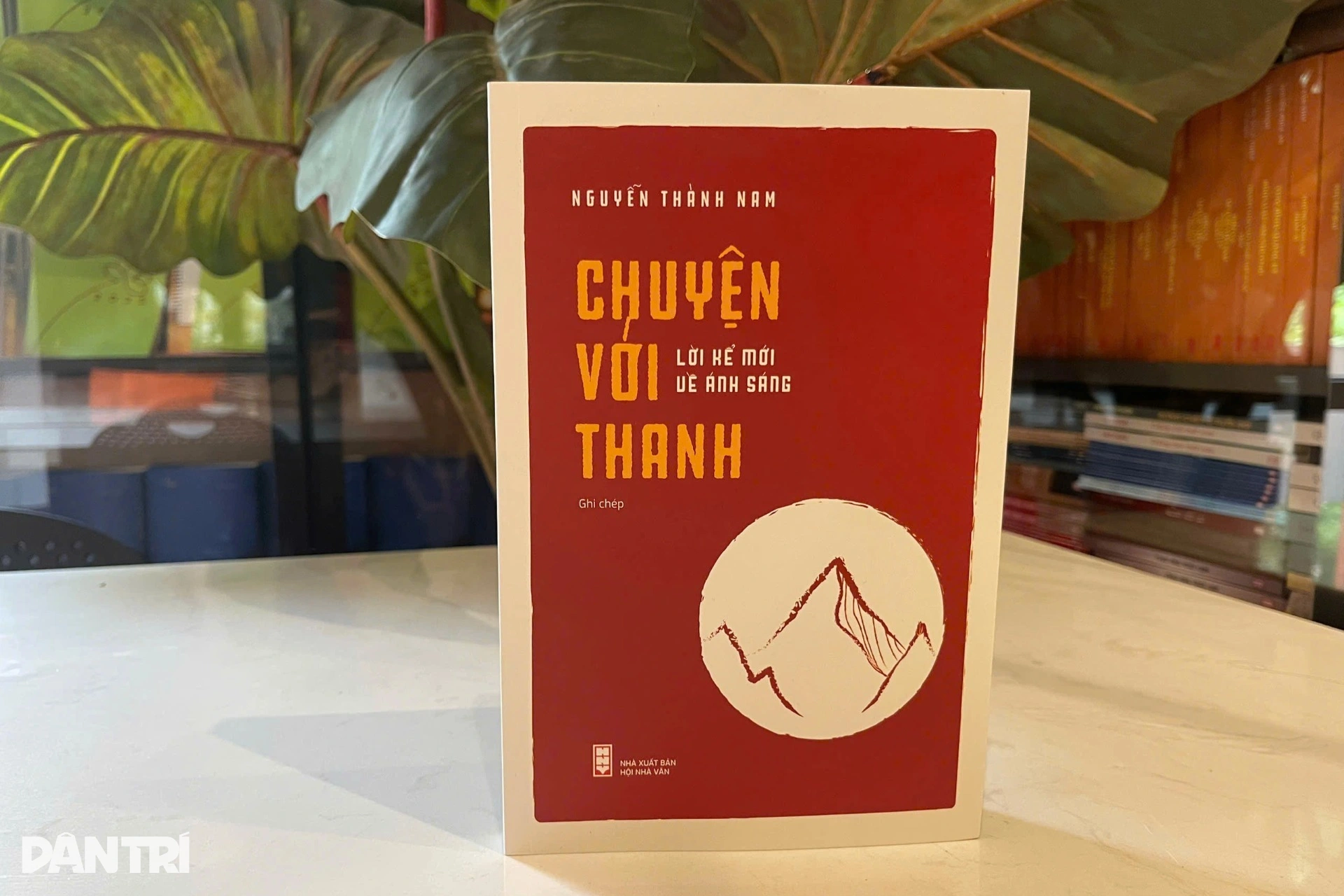 Bìa cuốn sách (Ảnh: Lạc Thành).