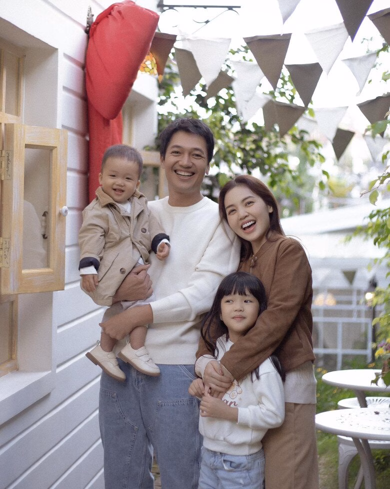 Hạnh phúc viên mãn của gia đình Quang Tuấn và Linh Phi sau nhiều năm gắn bó.
