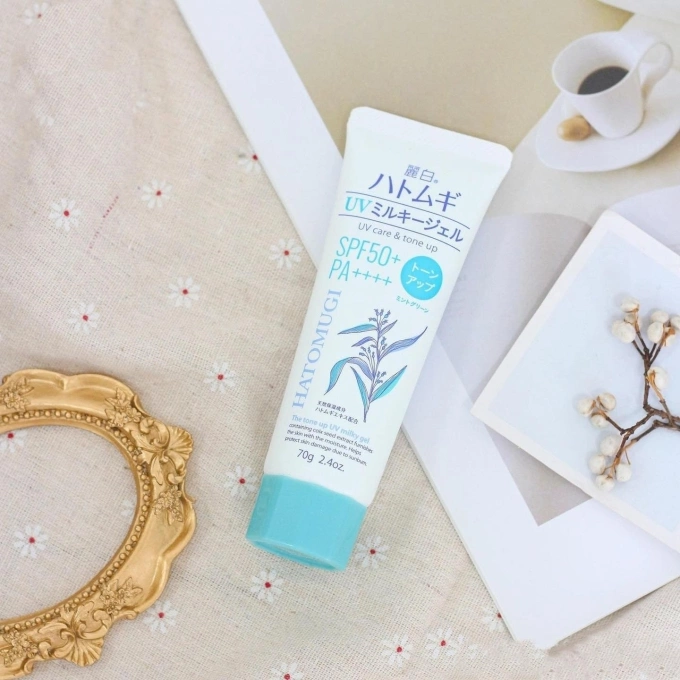 Hatomugi UV Care & Tone Up SPF50+ PA++++: Lựa chọn kinh tế, kết cấu gel nhẹ tênh, cực kỳ phù hợp cho những chuyến đi biển dài ngày. Giá tham khảo: 100.000 đồng