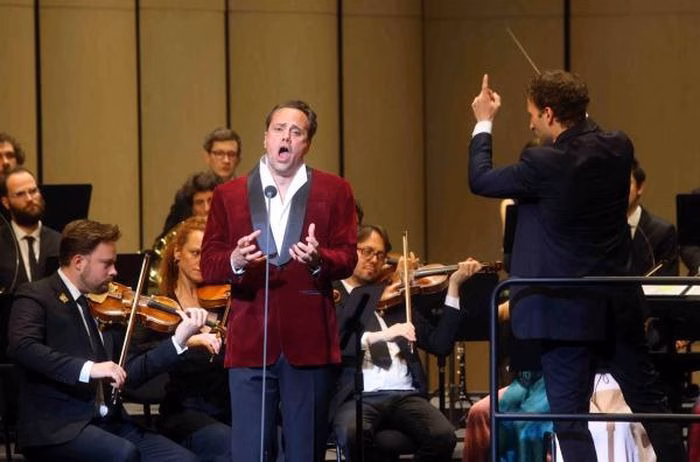 Khán giả hội ngộ giọng tenor hàng đầu của Pháp trong đêm hòa nhạc.