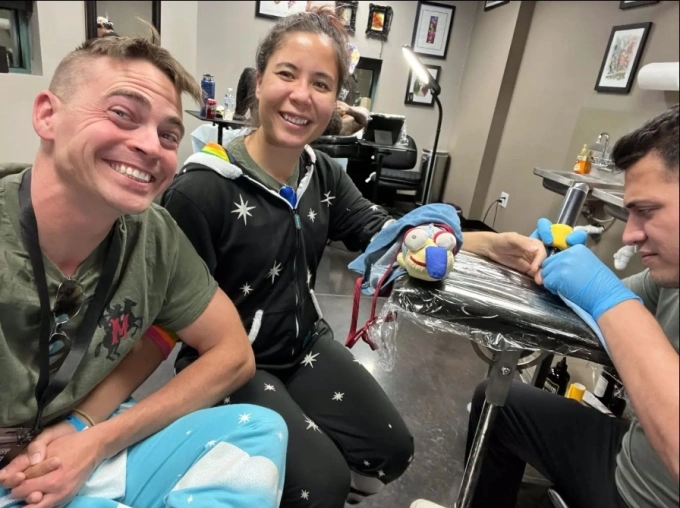 Matthew Morris và vợ chọn cách ghi dấu tình yêu bằng hình xăm thay vì kim cương đắt đỏ. Ảnh: New York Post
