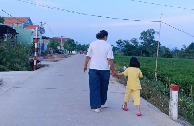 Bà Hương và cháu gái Gia Linh tại quê nhà ở xã Bình Anh, tỉnh Gia Lai tháng 4/2026. Ảnh: Gia đình cung cấp