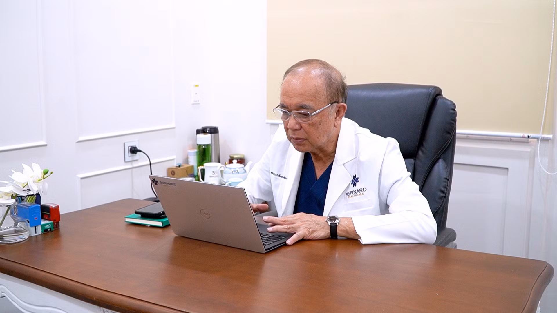 Với vai trò Chủ tịch Hội đồng Y khoa, bác sĩ Đạo vẫn trực tiếp thăm khám và điều trị cho bệnh nhân