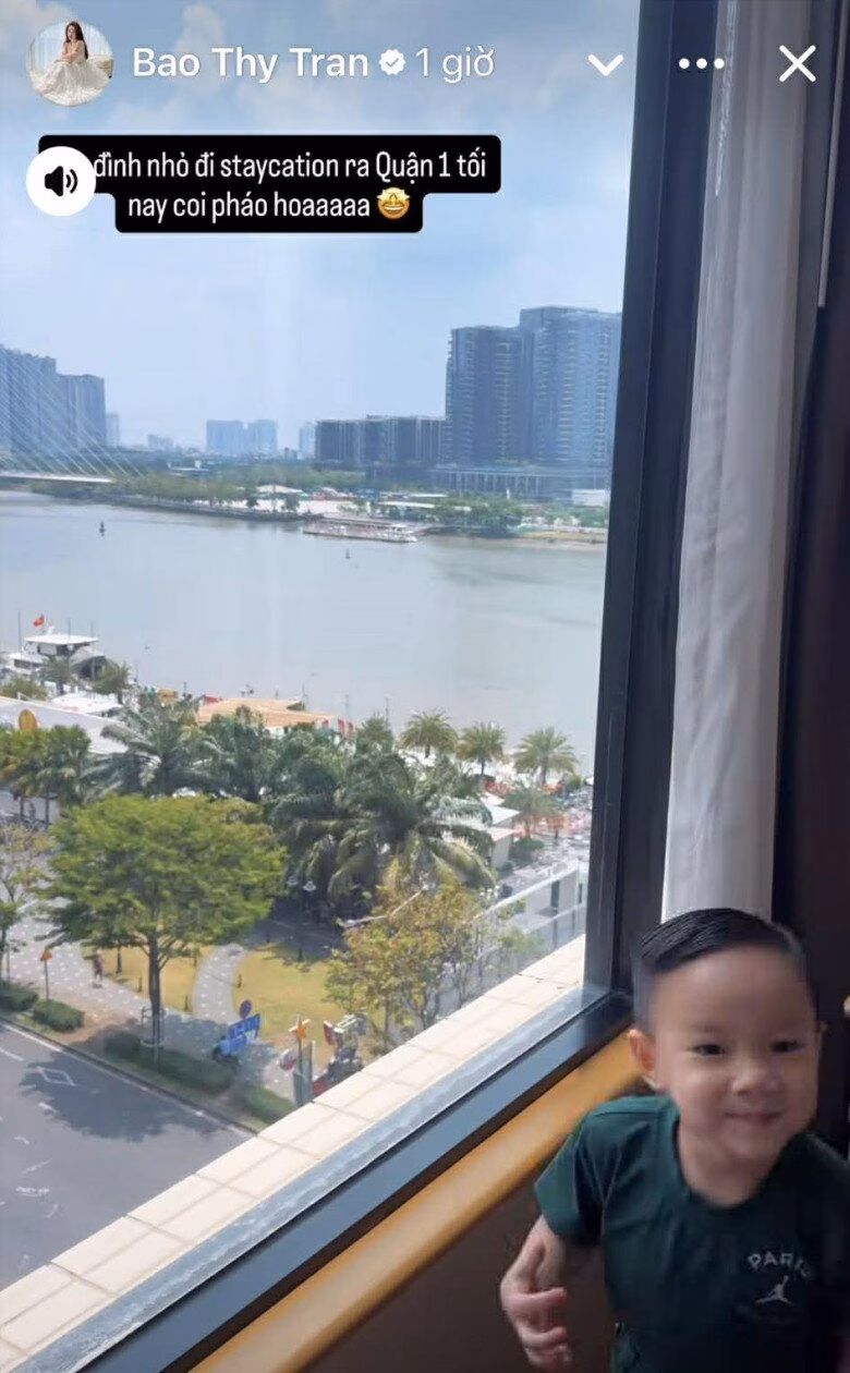 Lựa chọn không gian riêng tư để con trai Victor ngắm pháo hoa an toàn.