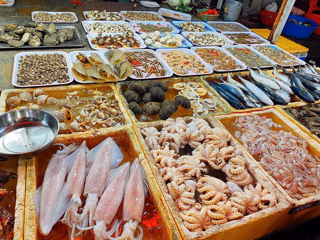 Sự đa dạng về chủng loại và độ tươi sống là điều khiến Chợ Bến Đình thu hút những khách hàng sành ăn