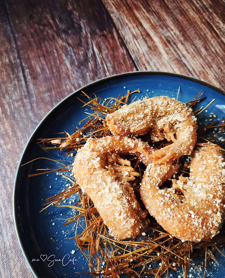 Nguyên liệu tươi sạch là yếu tố then chốt tạo nên độ ngọt cho món tôm rang muối.