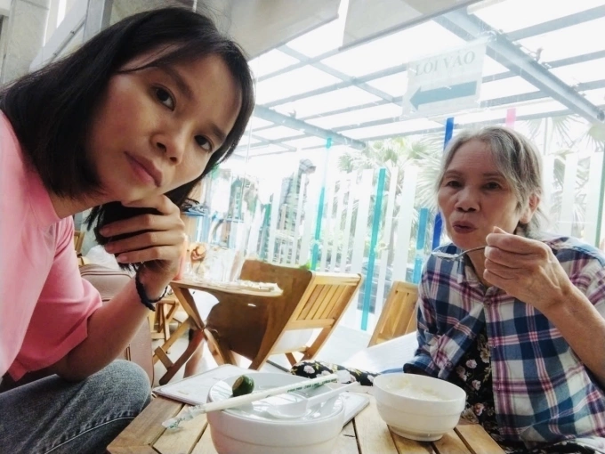 Chị Hà My và mẹ trong một lần đi thăm khám tại Bệnh viện Lão khoa Trung Ương, năm 2022. Ảnh gia đình cung cấp