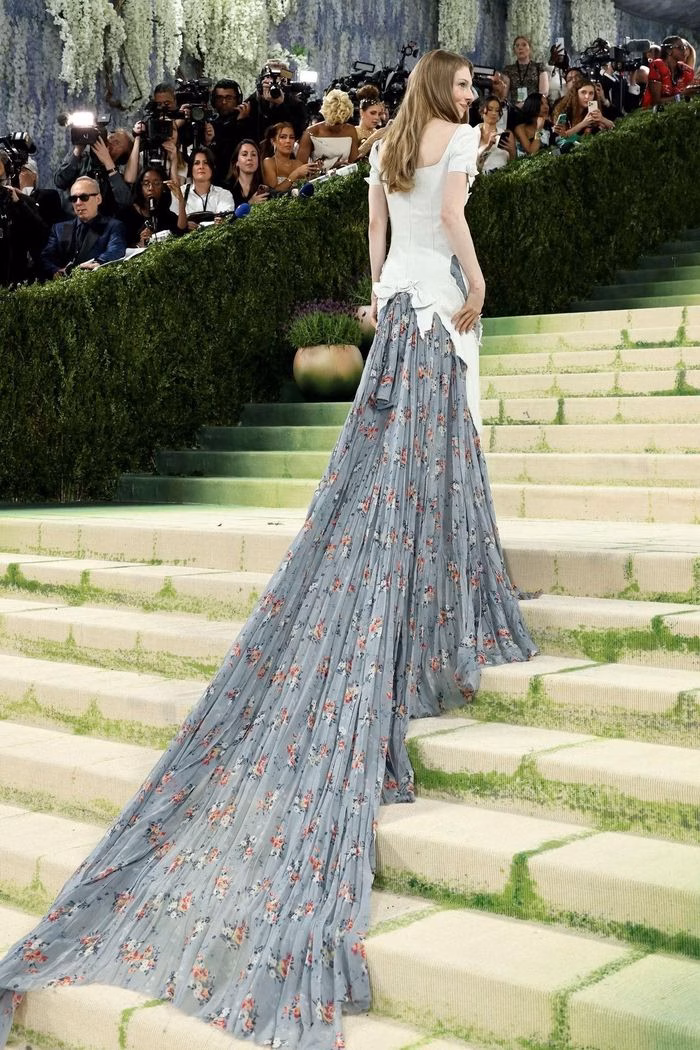 Sự tỉ mỉ trong từng đường kim mũi chỉ của Prada giúp tái hiện hoàn hảo ngôn ngữ hội họa