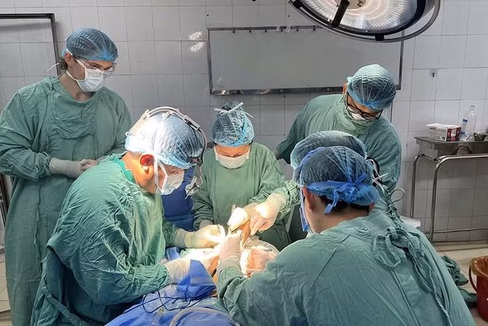 Ê kíp các bác sĩ Bệnh viện Đại học Y dược Huế đang tập trung phẫu thuật nối cẳng chân cho bệnh nhân.