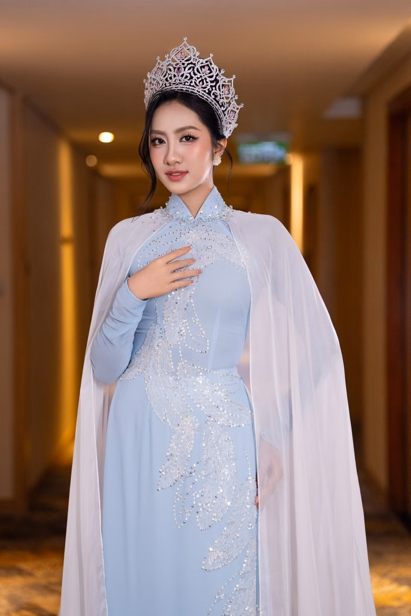Hoa hậu Hà Trúc Linh và các Á hậu trình diễn áo dài