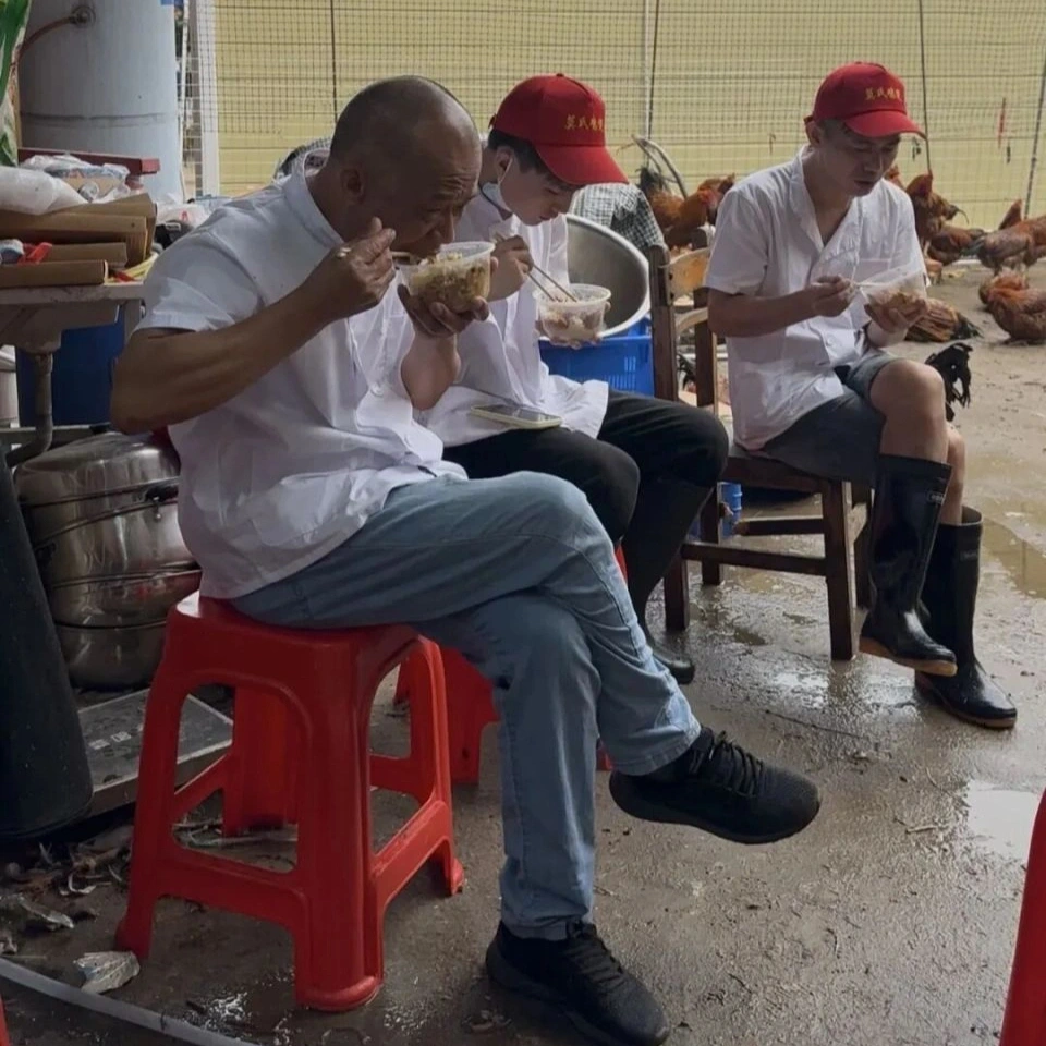 Chủ quán và nhân viên tranh thủ ăn khi quán bớt đông khách (Ảnh: News).