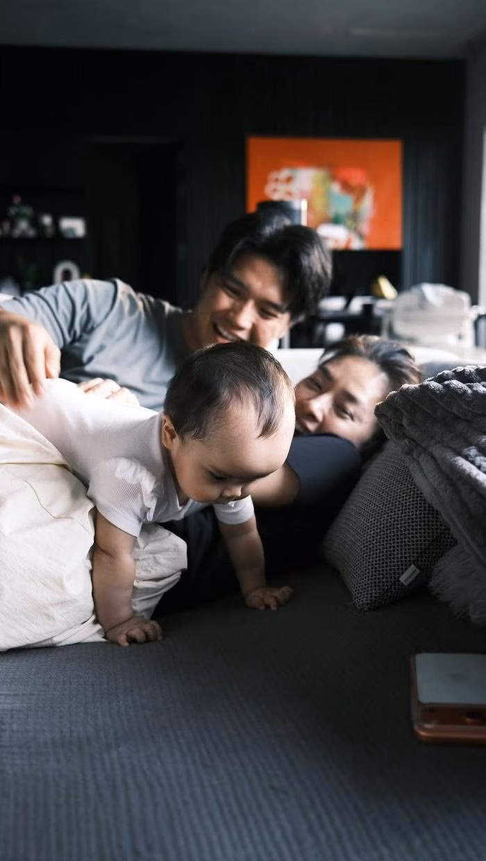 Ngô Thanh Vân thừa nhận: "Hôn nhân không phải lúc nào cũng hoàn hảo. Sẽ có những ngày mệt, những đêm thức trắng, những áp lực mà chỉ người trong cuộc mới hiểu. Nhưng cũng chính những điều đó làm vợ càng tin rằng: tình yêu thật sự không nằm ở những điều quá lớn lao… mà là vẫn luôn ở đó, cùng nhau đi qua mọi thứ".