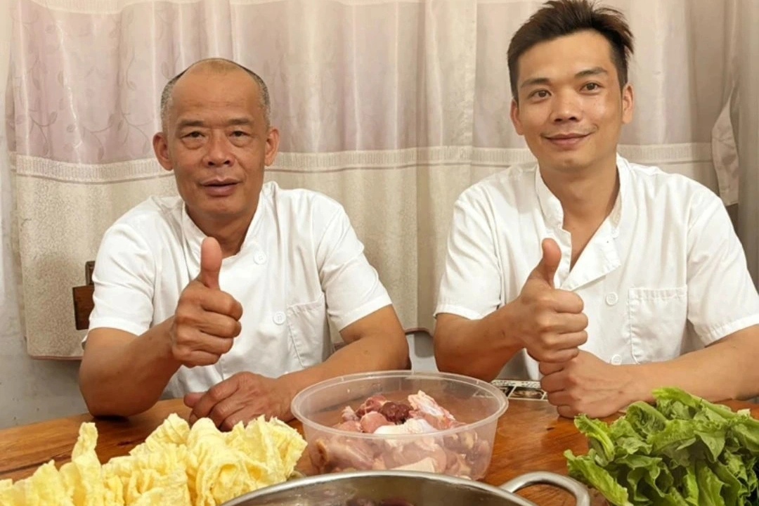 Ông Mạc (chủ quán lẩu gà) và con trai (Ảnh: News).