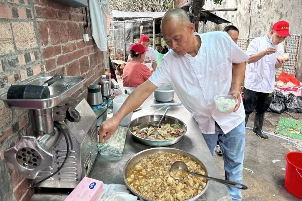 Ông tự tay chế biến các gia vị để làm món ăn (Ảnh: News).