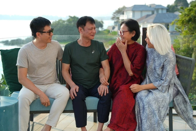 Vợ chồng chị Linh (bìa trái, phải) và bố mẹ dịp Tết 2024. Ảnh gia đình cung cấp
