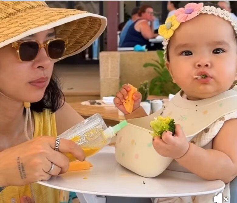 Bé Gạo gây sốt với vẻ ngoài bụ bẫm trong chuyến nghỉ dưỡng cùng bố mẹ.