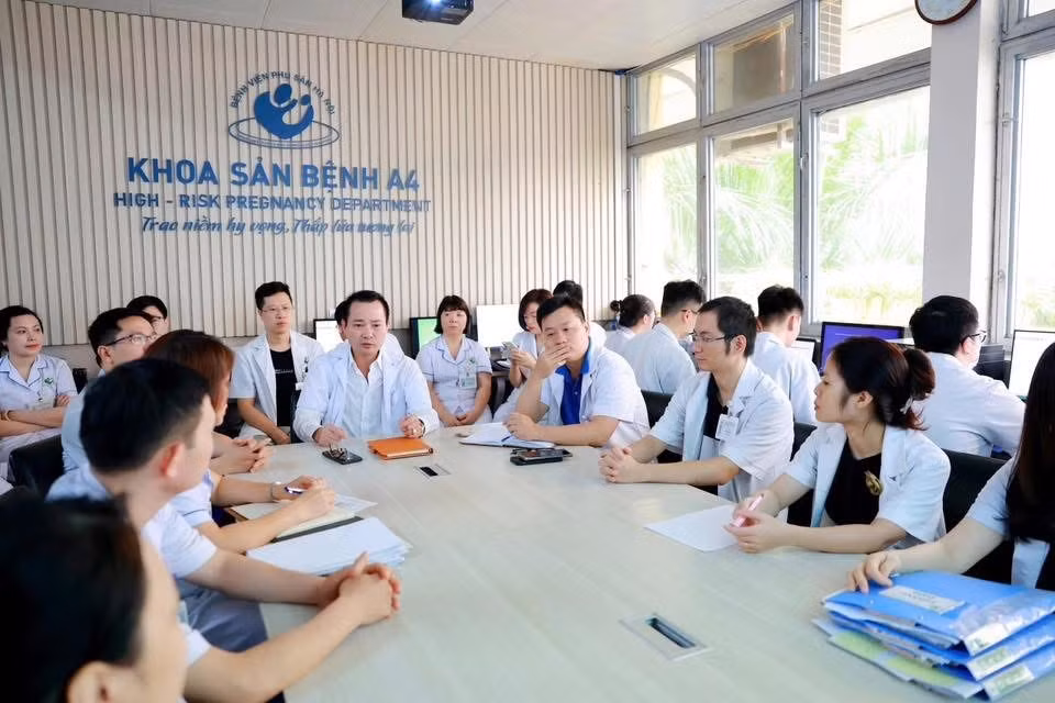 Các bác sĩ hội chẩn ca bệnh.