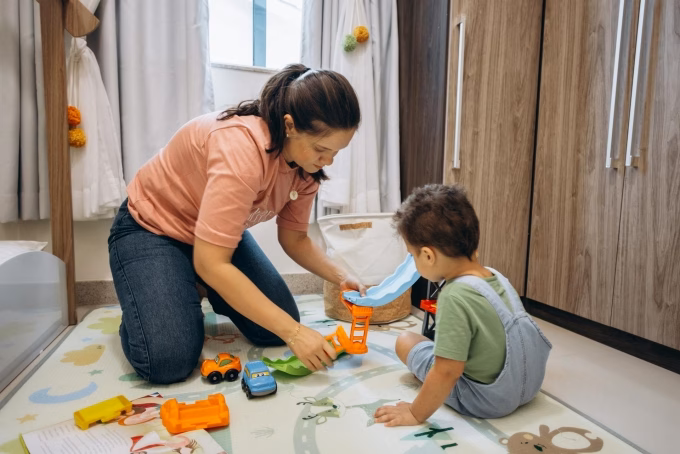 Mô hình "cha mẹ thay ca" trở thành giải pháp bất đắc dĩ để cắt giảm phí gửi trẻ tại Mỹ.