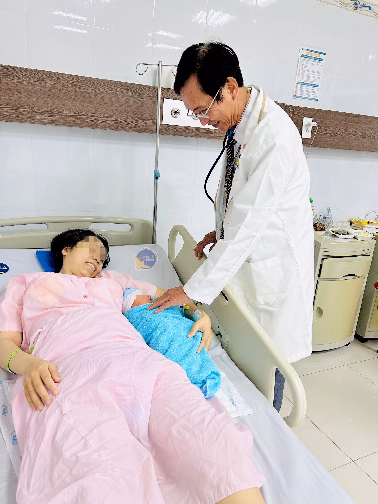 Sự phối hợp đa chuyên khoa đã giúp hai mẹ con vượt qua ca phẫu thuật phức tạp.
