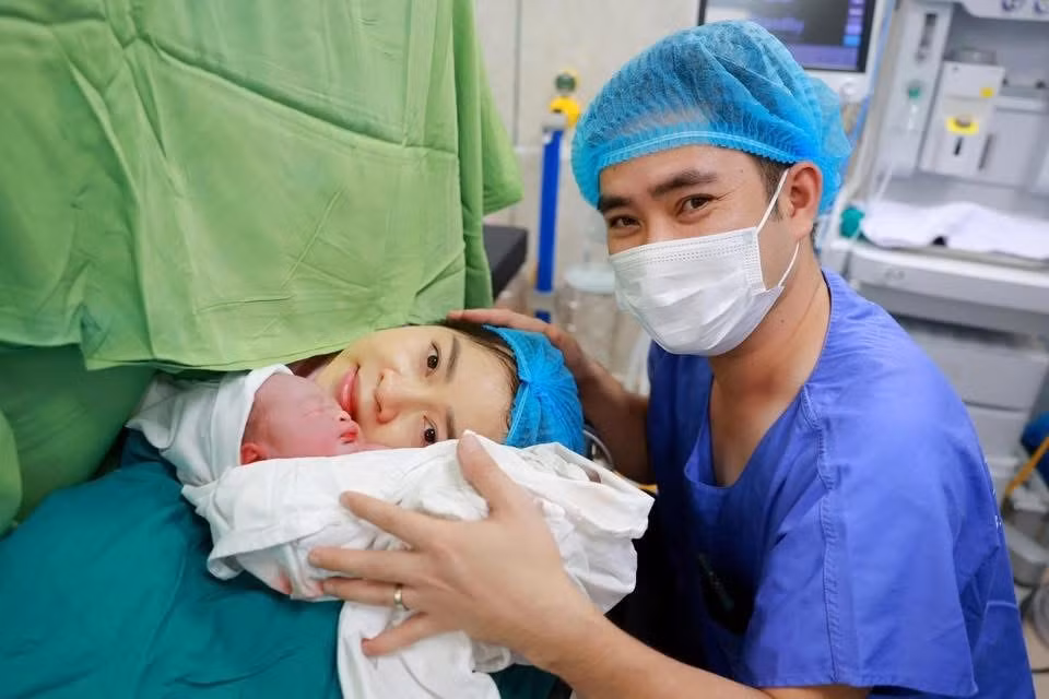 Niềm vui của sản phụ khi đón con chào đời.