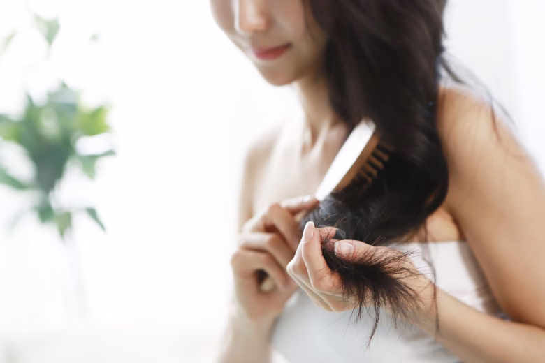 Chải tóc đúng cách trước khi ngủ có thể mang đến loạt lợi ích bất ngờ cho mái tóc và cả sức khỏe.